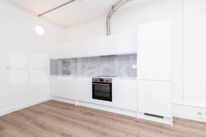 Modern Live/work apartment with loft style features in the popular Dalston Ability Plaza - Kingsland Road, Dalston